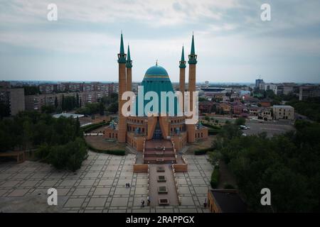 Une mosquée Mashkhur Jusup dans le centre de Pavlodar sur un fond de ciel bleu en été. Traduit du kazakh : Mosquée Mashhur Zhusup. vue de dessus depuis le Banque D'Images