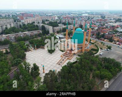 Une mosquée Mashkhur Jusup dans le centre de Pavlodar sur un fond de ciel bleu en été. Traduit du kazakh : Mosquée Mashhur Zhusup. vue de dessus depuis le Banque D'Images