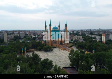 Une mosquée Mashkhur Jusup dans le centre de Pavlodar sur un fond de ciel bleu en été. Traduit du kazakh : Mosquée Mashhur Zhusup. vue de dessus depuis le Banque D'Images