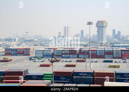 Jeddah, Arabie Saoudite - 21 décembre 2022 : conteneurs prêts pour le chargement. Vue du port de fret à Jeddah. Banque D'Images