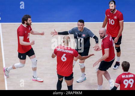 Pasay City, Philippines. 5 juillet 2023. Les joueurs du Canada célèbrent les buts lors du match de la poule 6 entre le Canada et les pays-Bas à la Ligue des nations de volleyball masculin à Pasay City, aux Philippines, le 5 juillet 2023. Crédit : Rouelle Umali/Xinhua/Alamy Live News Banque D'Images