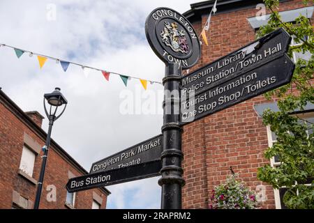 Panneau indiquant les directions dans le centre-ville de Congleton, Cheshire East, UK. Banque D'Images