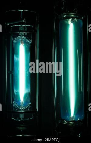 Lampes à décharge à vapeur de mercure (haute et moyenne pression) à pleine puissance. La décharge se fait d'abord par l'argon gazeux, vaporisant du mercure pour produire de la lumière Banque D'Images