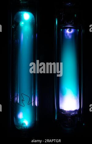 Lampes à décharge à vapeur de mercure. Arrêt de démarrage dans les lampes moyenne pression. La décharge à travers le gaz argon vaporise le mercure pour former une lumière vive Banque D'Images