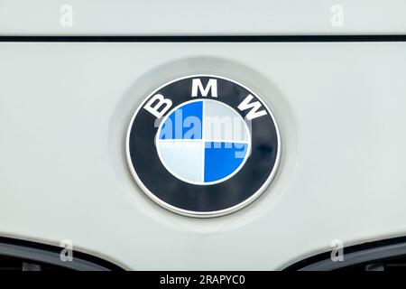 HUDSON, WI, États-Unis - 23 AVRIL 2023 : gros plan du gril BMW et logo de la marque. Banque D'Images