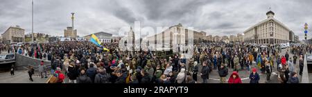 KIEV, UKRAINE - 10 2023 MARS : les gens assistent à un service commémoratif pour Dmytro Kotsiubailo, nom-de-guerre 'Da Vinci' Serviseman héros de l'Ukraine, qui était kil Banque D'Images