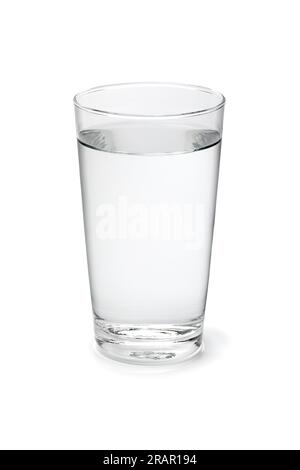 Verre simple avec de l'eau potable propre isolé sur fond blanc gros plan Banque D'Images