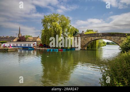 La rivière à Lechlade-on-Thames avec l'église Saint-Laurent et le pont Ha'penny, Gloucestershire, Angleterre Banque D'Images