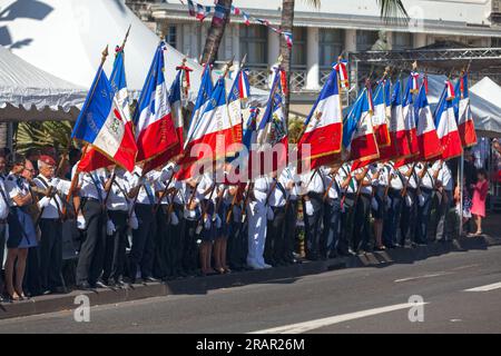 Saint Denis, la Réunion - juillet 14 2016 : les vétérans de l'armée française défilent avec les drapeaux français du jour de la Bastille. Banque D'Images