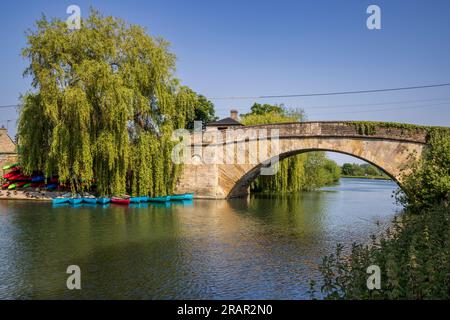 Le pont Ha'penny sur la Tamise à Lechlade-on-Thames, Gloucestershire, Angleterre Banque D'Images