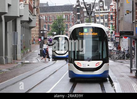 Amsterdam, pays-Bas. 05 juillet 2023. Les touristes et les habitants passent devant deux tramways arrêtés dans la rue pendant les vents forts de la tempête Poly le 5 juillet 2023 à Amsterdam, pays-Bas. Une femme à Haarlem près d'Amsterdam est morte à l'hôpital de ses blessures après qu'un arbre est tombé sur sa voiture, l'aéroport de Schiphol a annulé tous les vols pendant la matinée, plusieurs arbres sont tombés. La tempête Polly a traversé les pays-Bas avec des rafales de vent allant jusqu'à 146 km/h (photo de Paulo Amorim/Sipa USA) crédit : SIPA USA/Alamy Live News Banque D'Images