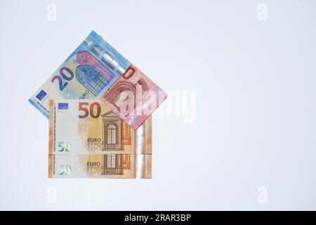 Silhouette d'une maison créée avec des billets en euros, concept de coûts de maison, investissement, épargne. Banque D'Images
