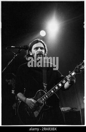 TEENAGE FANCLUB, CONCERT, 1995 : Norman Blake du Teenage Fanclub joue une guitare Gibson les Paul Custom en concert à Cardiff University Students' Union le 20 mai 1995. Photographie : Rob Watkins. INFO : Teenage Fanclub est un groupe de rock alternatif écossais formé en 1989, connu pour ses guitares jangly, sa voix harmonieuse et son Power-pop mélodique. Leur musique mêle des éléments de rock indépendant et de pop classique, avec des albums notables comme Bandwagonesque et des chansons du nord de la Grande-Bretagne. Banque D'Images