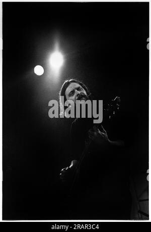 TEENAGE FANCLUB, CONCERT, 1995 : Norman Blake du Teenage Fanclub joue une guitare Gibson les Paul Custom en concert à Cardiff University Students' Union le 20 mai 1995. Photographie : Rob Watkins. INFO : Teenage Fanclub est un groupe de rock alternatif écossais formé en 1989, connu pour ses guitares jangly, sa voix harmonieuse et son Power-pop mélodique. Leur musique mêle des éléments de rock indépendant et de pop classique, avec des albums notables comme Bandwagonesque et des chansons du nord de la Grande-Bretagne. Banque D'Images