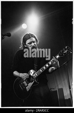 TEENAGE FANCLUB, CONCERT, 1995 : Norman Blake du Teenage Fanclub joue une guitare Gibson les Paul Custom en concert à Cardiff University Students' Union le 20 mai 1995. Photographie : Rob Watkins. INFO : Teenage Fanclub est un groupe de rock alternatif écossais formé en 1989, connu pour ses guitares jangly, sa voix harmonieuse et son Power-pop mélodique. Leur musique mêle des éléments de rock indépendant et de pop classique, avec des albums notables comme Bandwagonesque et des chansons du nord de la Grande-Bretagne. Banque D'Images