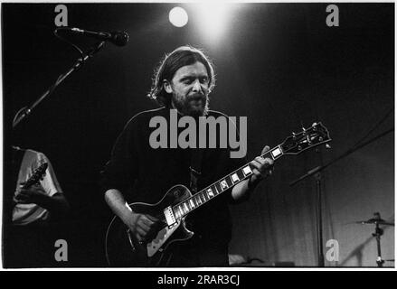 TEENAGE FANCLUB, CONCERT, 1995 : Norman Blake du Teenage Fanclub joue une guitare Gibson les Paul Custom en concert à Cardiff University Students' Union le 20 mai 1995. Photographie : Rob Watkins. INFO : Teenage Fanclub est un groupe de rock alternatif écossais formé en 1989, connu pour ses guitares jangly, sa voix harmonieuse et son Power-pop mélodique. Leur musique mêle des éléments de rock indépendant et de pop classique, avec des albums notables comme Bandwagonesque et des chansons du nord de la Grande-Bretagne. Banque D'Images