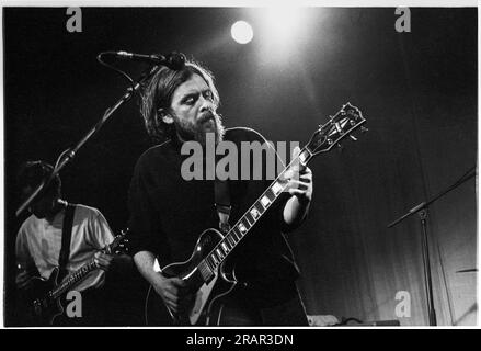 TEENAGE FANCLUB, CONCERT, 1995 : Norman Blake du Teenage Fanclub joue une guitare Gibson les Paul Custom en concert à Cardiff University Students' Union le 20 mai 1995. Photographie : Rob Watkins. INFO : Teenage Fanclub est un groupe de rock alternatif écossais formé en 1989, connu pour ses guitares jangly, sa voix harmonieuse et son Power-pop mélodique. Leur musique mêle des éléments de rock indépendant et de pop classique, avec des albums notables comme Bandwagonesque et des chansons du nord de la Grande-Bretagne. Banque D'Images