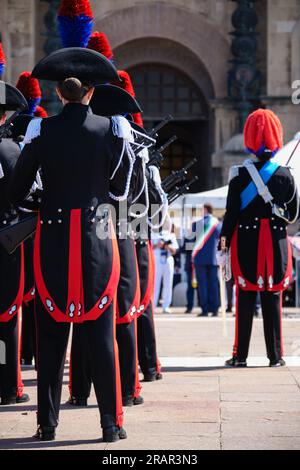 Carabinière féminine en uniforme complet alignée lors de la parade pour l'anniversaire du 2 juin, fête de la République italienne. Banque D'Images