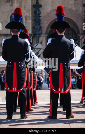 Deux carabiniers en uniforme complet filmés côte à côte lors de la cérémonie du 2 juin, fête de la République italienne. Banque D'Images