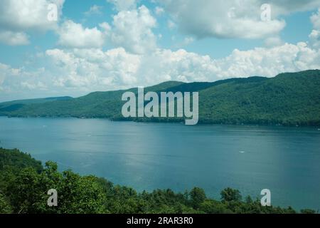 Vue sur le lac George depuis Uncas Cliff, à Silver Bay, New York Banque D'Images