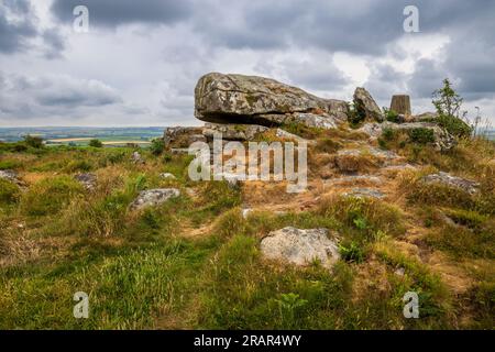 Le point de triangulation et les roches empilées à Berry Castle Iron Age colonie sur Berry Down près de St Neot, Cornwall Banque D'Images