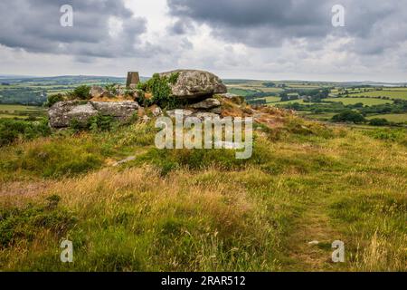 Le point de triangulation et les roches empilées à Berry Castle Iron Age colonie sur Berry Down près de St Neot, Cornwall Banque D'Images