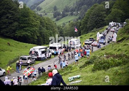 Laruns, France. 05 juillet 2023. La meute de coureurs photographiée en action lors de la 5e étape du Tour de France, une course cycliste de 162 7 km de Pau à Laruns, France, mercredi 05 juillet 2023. Le Tour de France de cette année aura lieu du 01 au 23 juillet 2023. BELGA PHOTO JASPER JACOBS crédit : Belga News Agency/Alamy Live News Banque D'Images