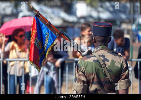 Saint Denis, la Réunion - juillet 14 2016 : Sergent-maître du RSMA-R (Régiment du service militaire adapté de la Réunion) défilant avec le drapeau de Banque D'Images