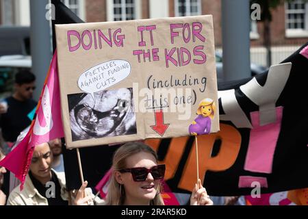 Londres, Royaume-Uni. 5 juillet 2023. Des enseignants en grève de la National Education Union (NEU) défilent dans le centre de Londres pour réclamer des augmentations salariales supérieures à l'inflation et un meilleur financement des écoles. Crédit : Ron Fassbender/Alamy Live News Banque D'Images