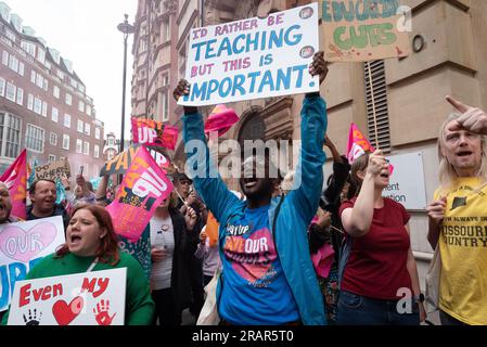 Londres, Royaume-Uni. 5 juillet 2023. Les enseignants en grève de l'Union nationale de l'éducation (NEU) en dehors du ministère de l'éducation réclament des augmentations salariales supérieures à l'inflation et un meilleur financement des écoles. Crédit : Ron Fassbender/Alamy Live News Banque D'Images