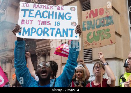 Londres, Royaume-Uni. 5 juillet 2023. Les enseignants en grève de l'Union nationale de l'éducation (NEU) en dehors du ministère de l'éducation réclament des augmentations salariales supérieures à l'inflation et un meilleur financement des écoles. Crédit : Ron Fassbender/Alamy Live News Banque D'Images