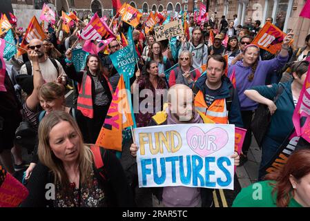 Londres, Royaume-Uni. 5 juillet 2023. Des enseignants en grève de la National Education Union (NEU) défilent dans le centre de Londres pour réclamer des augmentations salariales supérieures à l'inflation et un meilleur financement des écoles. Crédit : Ron Fassbender/Alamy Live News Banque D'Images