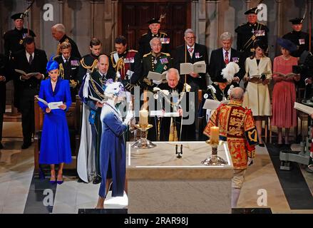 L'épée Elizabeth portée par Dame Katherine Grainger est passée devant (première rangée de gauche à droite) la princesse de Galles et le prince de Galles connu sous le nom de duc et duchesse de Rothesay alors qu'en Écosse, Le roi Charles III et la reine Camilla pendant le service national de Thanksgiving et la dédicace du roi Charles III et de la reine Camilla, et la présentation des honneurs d'Écosse, à la cathédrale St Giles, à Édimbourg. Date de la photo : mercredi 5 juillet 2023. Banque D'Images