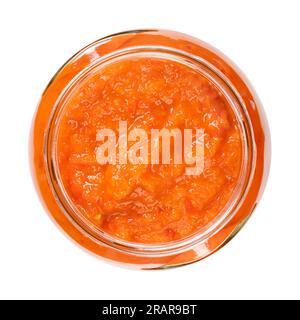 Ajvar, délice à base de poivrons doux rôtis, dans un bocal en verre. Condiment, tartinade de pain et accompagnement, populaire dans les Balkans. Banque D'Images