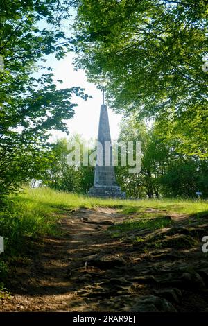 Monument sur le sommet du parc Monte Fuso à travers la lumière du soleil et des ombres dans la forêt d'été des Apennins nationaux Toscano-Emiliano Banque D'Images