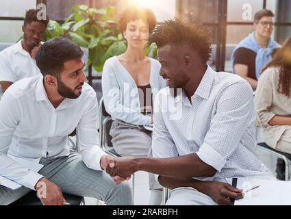Positif multiracial divers gens d'affaires dans les tenues formelles et décontractées discutent forum Banque D'Images
