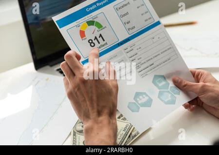 Personnes utilisant l'ordinateur portable et LE CONCEPT DE POINTAGE DE CRÉDIT à l'écran Banque D'Images