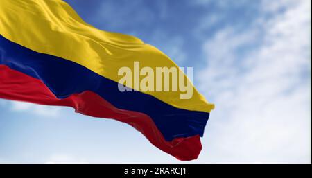 Drapeau national de la Colombie agitant dans le vent par temps clair. Tricolore horizontal de jaune, bleu et rouge. Pays d'amérique latine. rendu d'illustration 3d. Banque D'Images