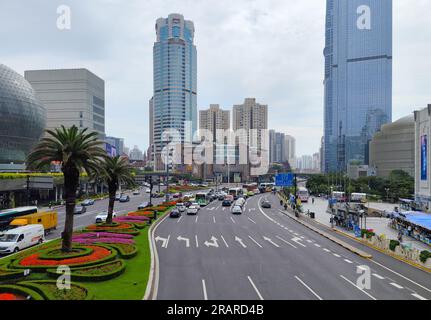 Zone de Xujiahui, circulation très fréquentée et passerelle surélevée avec le bâtiment Metro City en forme de sphère de verre et gratte-ciel Grand Gateway en journée Banque D'Images