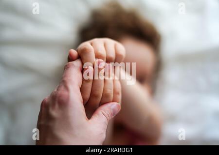 Les mains de l'enfant tenant la main de la mère, concept pour montrer l'amour et le souci pour ses enfants, l'amour de la relation familiale Banque D'Images