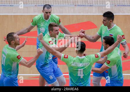 Pasay City, Philippines. 5 juillet 2023. Les joueurs slovènes célèbrent pour avoir marqué lors du match de la poule 6 entre la Pologne et la Slovénie à la Ligue des nations de volleyball masculin à Pasay City, aux Philippines, le 5 juillet 2023. Crédit : Rouelle Umali/Xinhua/Alamy Live News Banque D'Images