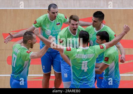 Pasay City, Philippines. 5 juillet 2023. Les joueurs slovènes célèbrent pour avoir marqué lors du match de la poule 6 entre la Pologne et la Slovénie à la Ligue des nations de volleyball masculin à Pasay City, aux Philippines, le 5 juillet 2023. Crédit : Rouelle Umali/Xinhua/Alamy Live News Banque D'Images