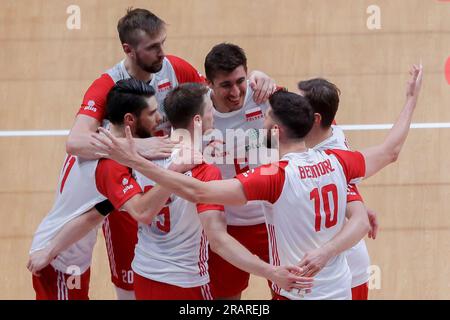 Pasay City, Philippines. 5 juillet 2023. Les joueurs polonais célèbrent pour avoir marqué lors du match de la poule 6 entre la Pologne et la Slovénie à la Ligue des nations de volleyball masculin à Pasay City, aux Philippines, le 5 juillet 2023. Crédit : Rouelle Umali/Xinhua/Alamy Live News Banque D'Images