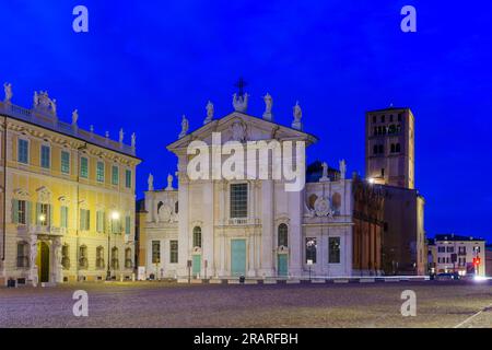 Mantoue, Italie - 27 février 2023 : vue nocturne de la Piazza Sordello, avec des monuments et des entreprises locales, des habitants et des visiteurs, à Mantoue (Mantova) Banque D'Images