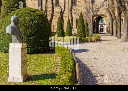 Mantoue, Italie - 28 février 2023 : vue sur le jardin de la Piazza Pallone (lega lombarda), avec les habitants, et les visiteurs, à Mantoue (Mantova), Lombardie, Northe Banque D'Images