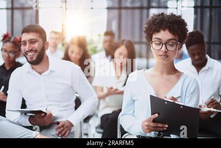 personnes assises dans la salle de séminaire d'affaires dans les affaires de l'hôtel Banque D'Images