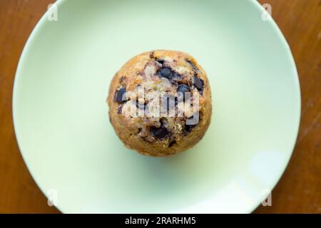 Vue de dessus du muffin banane sur l'assiette avec table en bois Banque D'Images