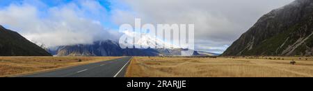 Parc national du Mont Cook, Nouvelle-Zélande. Une vue panoramique de la State Highway 80, la 'Starlight Highway', menant aux montagnes Banque D'Images