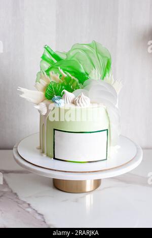 Gâteau d'anniversaire vert avec espace de copie pour le texte Banque D'Images