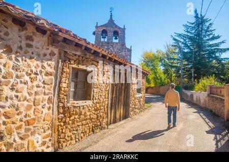 Rue et église. Saldaña de Ayllon, province de Segovia, Castilla Leon, Espagne. Banque D'Images